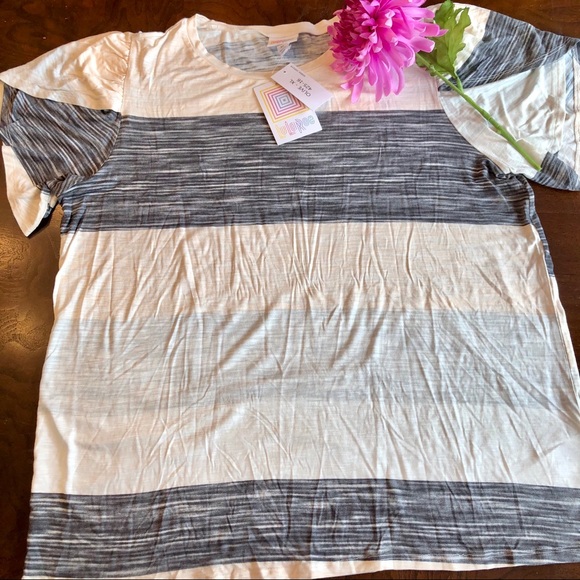 LuLaRoe Tops - 🎁NWT LuLaRoe Olive Tulip Sleeve Top Size XL
